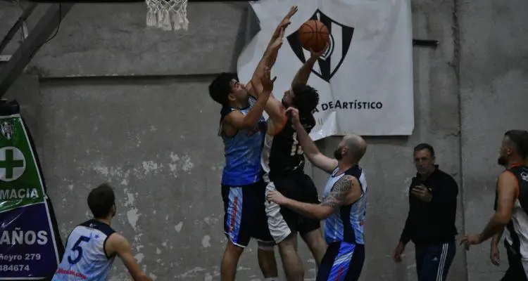 Náutico reaccionó a tiempo en Baradero y le arrebató un triunfazo a Atlético