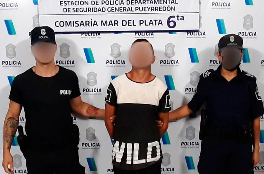 Golpeó con una trompada a una policía y tenía una moto robada