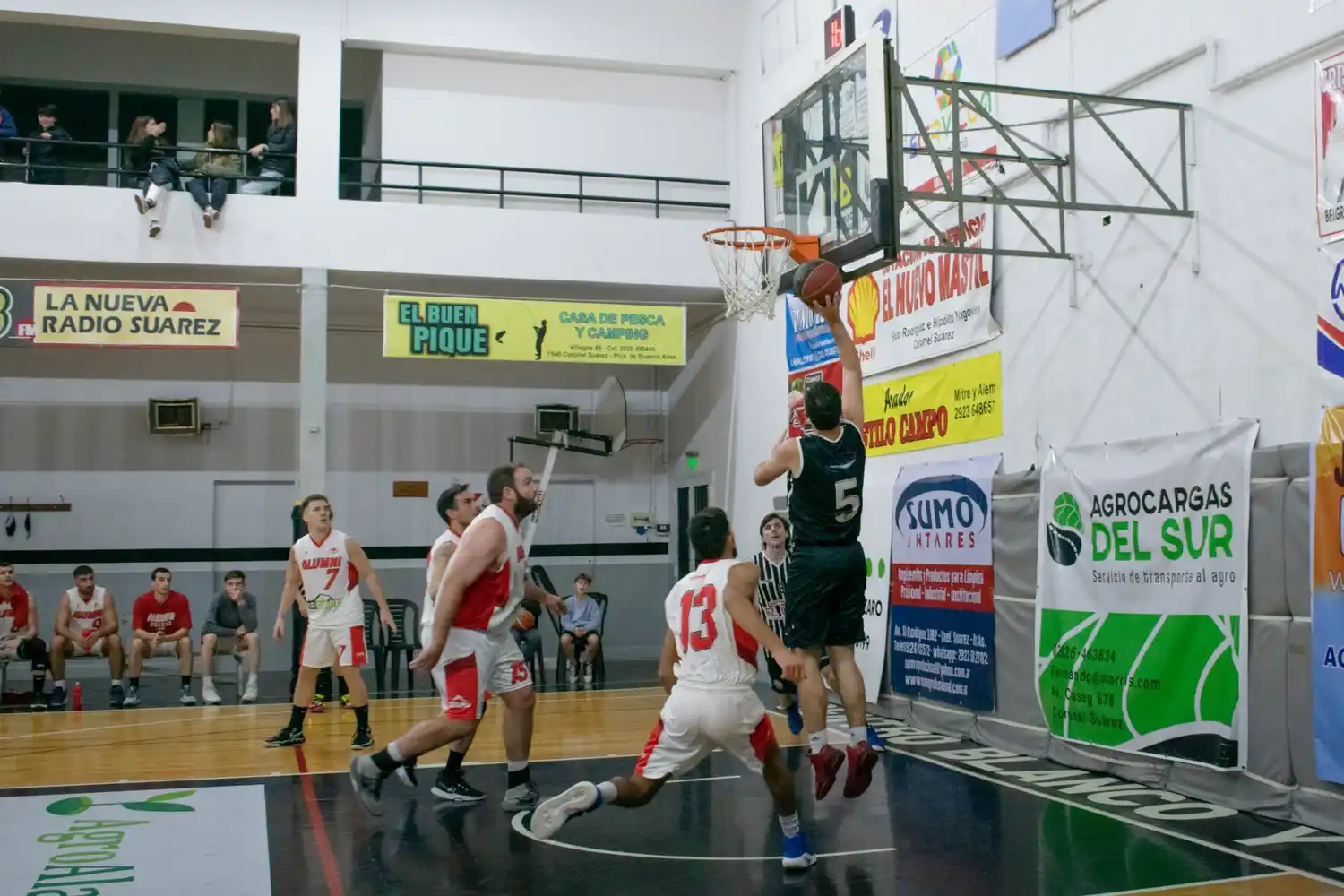 Hartstock (semi tapado), en defensa. (Foto Zona Naranja Tres Arroyos).