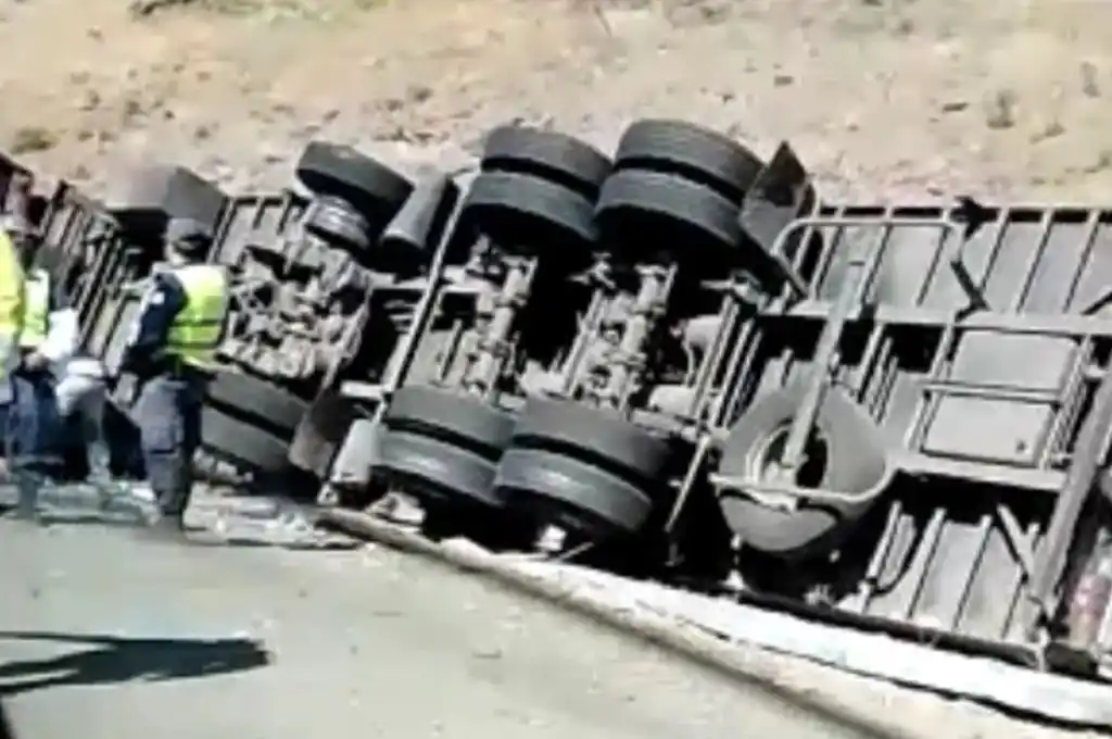 Accidente fatal en Neuquén: perdió el control del camión, volcó y una mujer murió