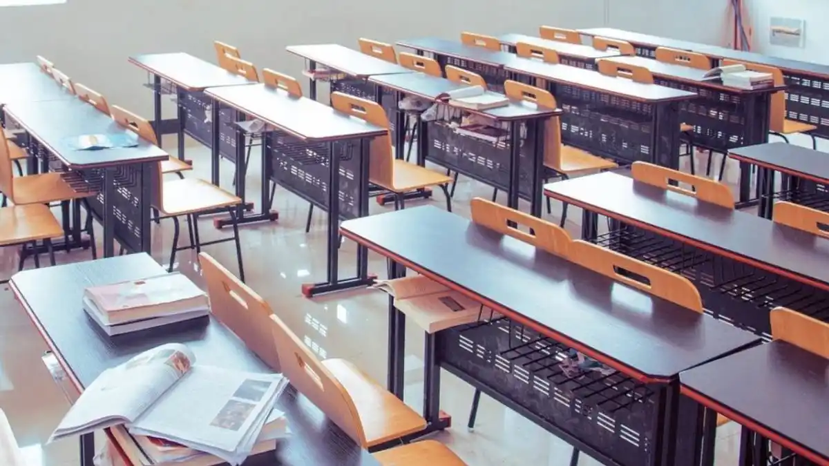 Durante una exposición escolar, sacó un lapicero y la agredió brutalmente (VIDEO SENSIBLE)