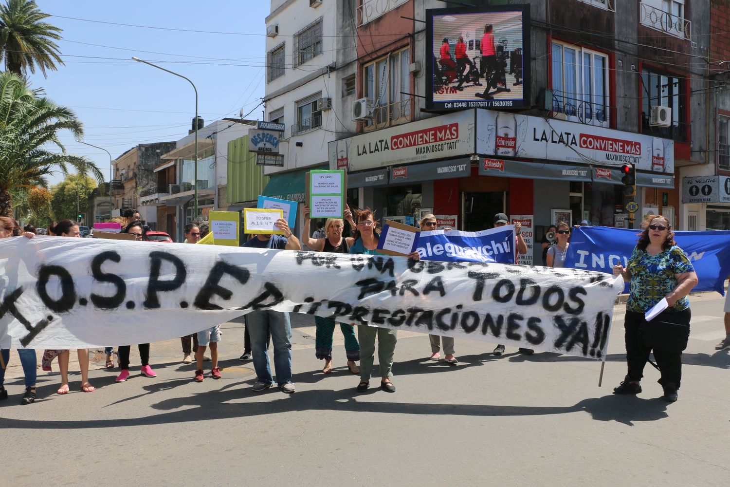 Padres y madres autoconvocados entregaron un petitorio en el Iosper