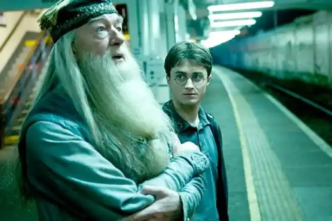 La escena del metro: Harry y Dumbledore, muertos, tienen una conversación en el más allá...