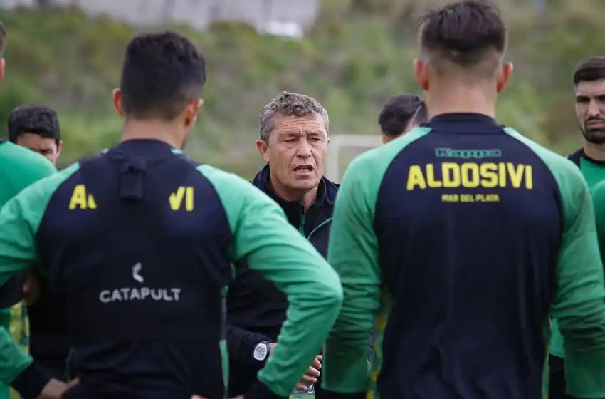 El técnico interino probó una posible formación para enfrentar a Racing