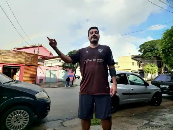 Bonaerenses por el mundo: de vivir en la calle a ser vecino de Mel Gibson; Francisco recorre América vendiendo alfajores