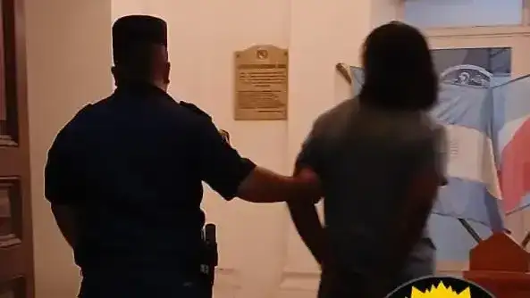 Detuvieron a un hombre por golpear a su pareja embarazada en la terminal