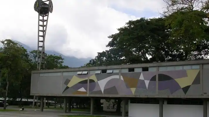 Estudiantes de la UCV denuncian LAS PRECARIAS CONDICIONES de la «casa que vence las sombras»