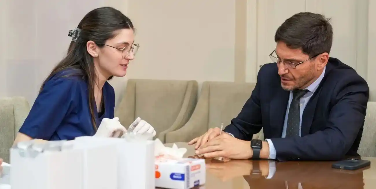 En julio del año pasado, el gobernador Maximiliano Pullaro se realizó un test toxicológico e invitó a realizarse el mismo estudio a las autoridades del ministerio de Justicia y Seguridad, así como de la Policía. La oposición justicialista en el Senado impulsa una ley que avance del ejemplo a la obligatoriedad.