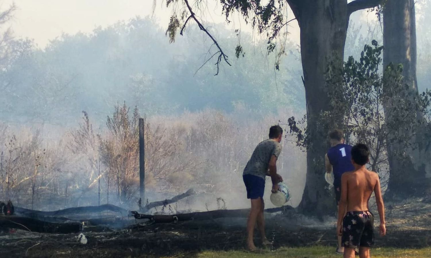 La quema de pastizales alcanzó al club rosarino El Torreón: los bomberos se tuvieron que ir porque se quedaron sin agua