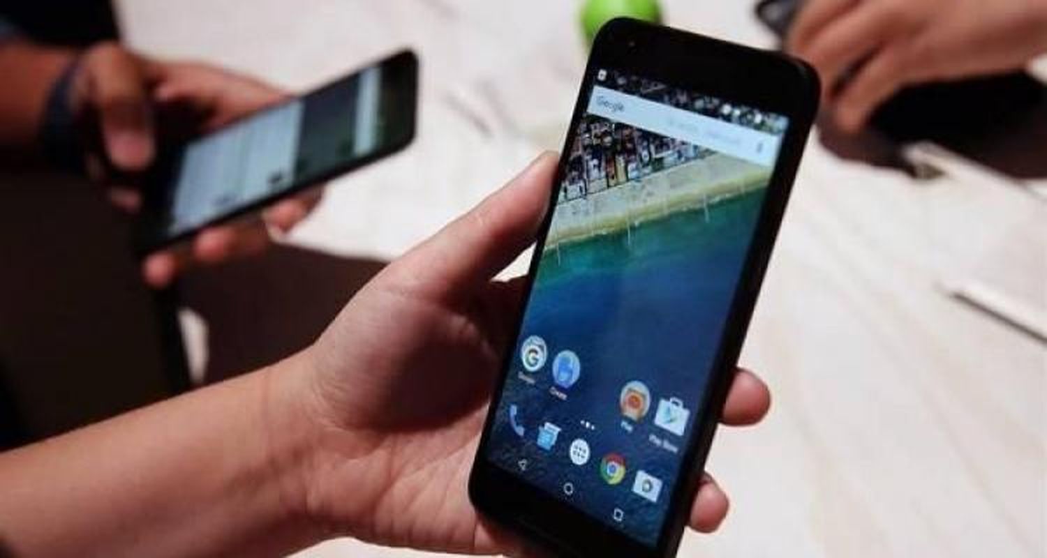 Robó un celular de un comercio y golpeó a efectivos policiales cuando lo aprehendieron