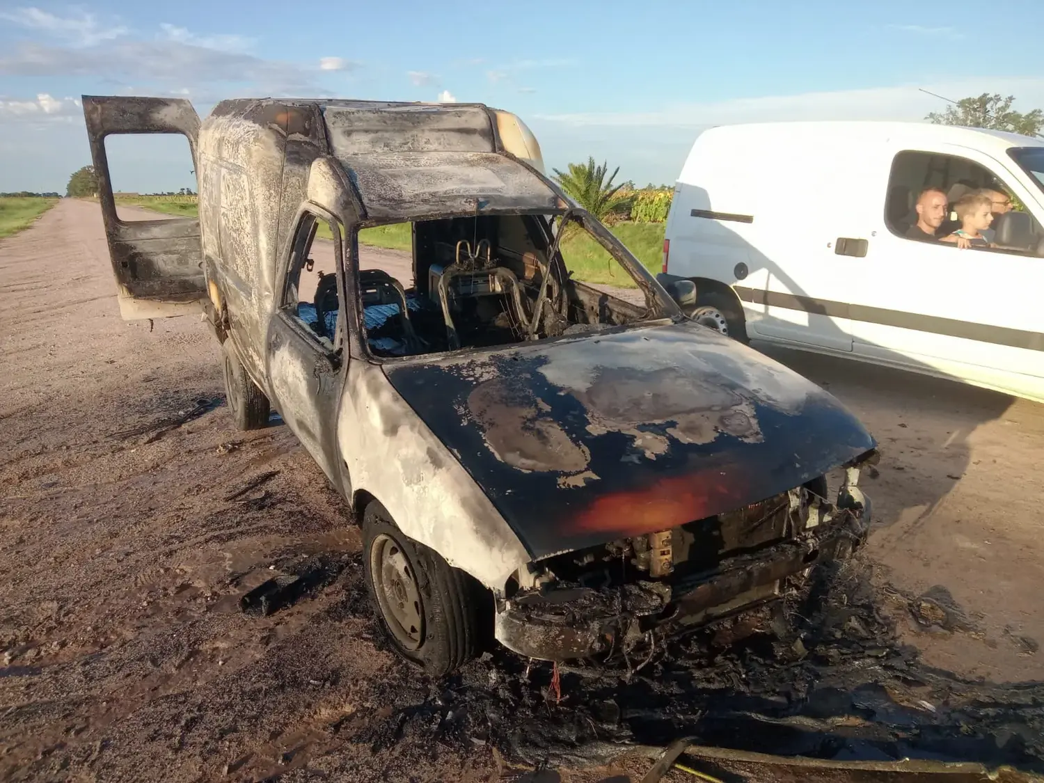 Gran susto en Bella Italia: se incendió un utilitario y las pérdidas fueron totales