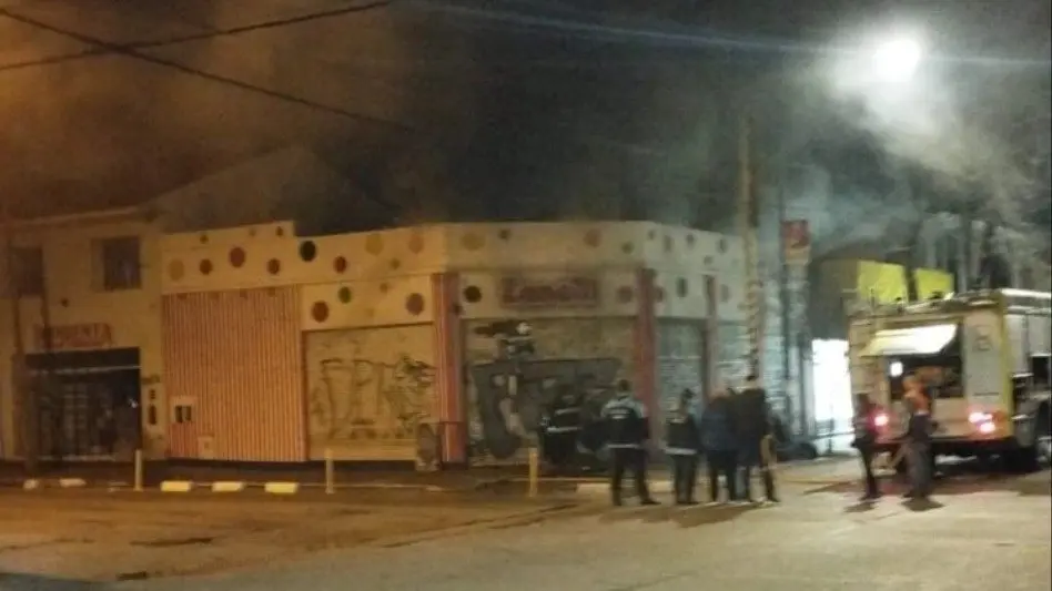 Un depósito de una distribuidora de golosinas se incendió en San Juan y Bolívar