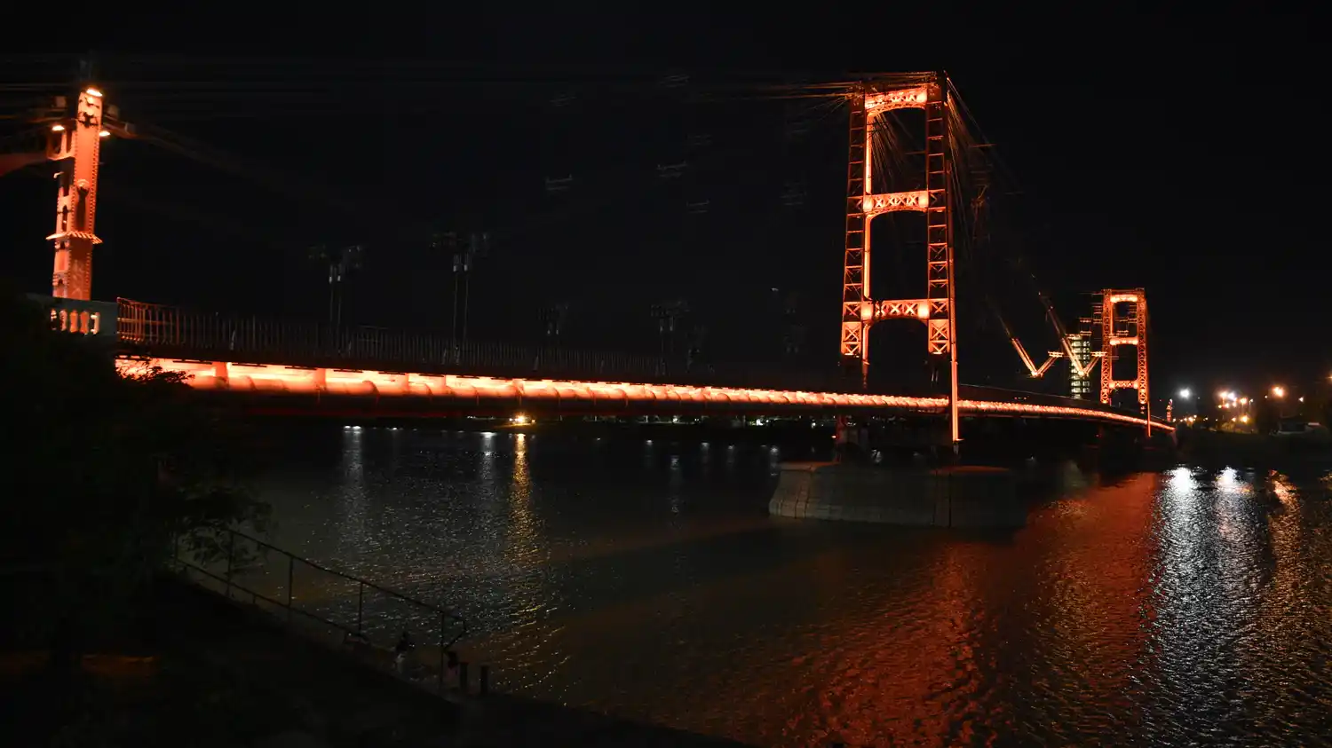 El Puente Colgante se iluminó de naranja por el Día de la Psoriasis