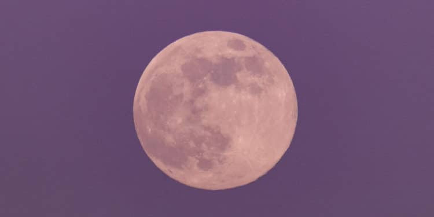 ¿CONOCES la Luna rosa? Te contamos cómo y cuándo verla