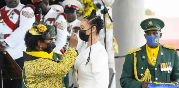 En su nombramiento como héroe nacional, Rihanna recibió la invitación del canciller venezolano. Foto AFP