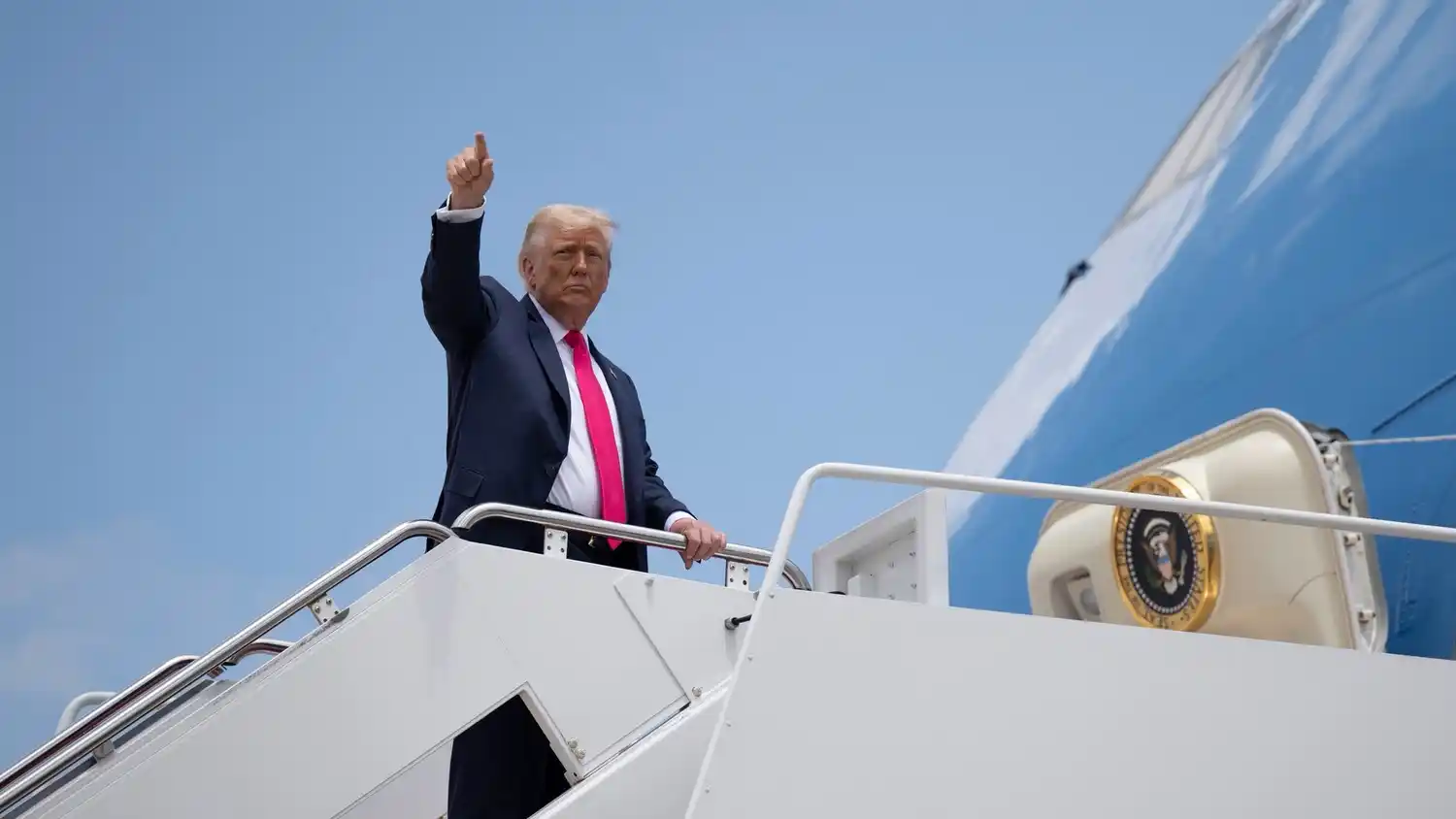 El presidente de Estados Unidos, Donald Trump, saluda antes de abordar el Air Force One.