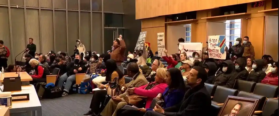 ¡ENTRE LOS MANIFESTANTES HAY VENEZOLANOS! Migrantes irrumpen en concejo de Seattle para exigir atención