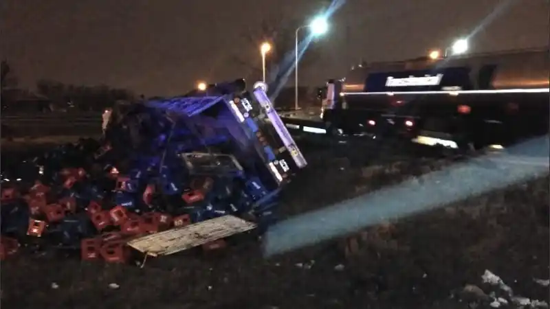 Rosario: un camión volcó y perdió su carga de cerveza