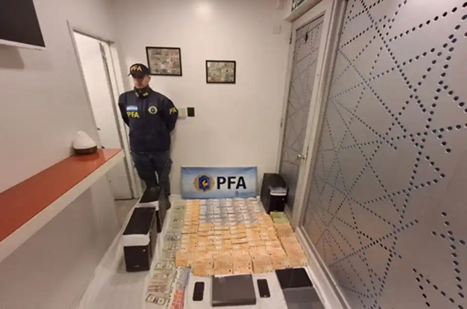 Secuestraron 55 millones de pesos y 54 mil dólares en una entidad financiera ubicada en pleno centro