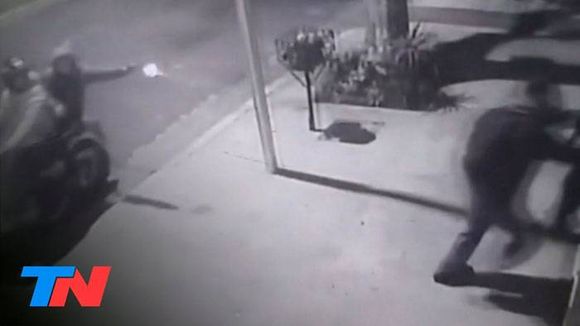 Salieron a la puerta a recibir a su hijo y motochorros les dispararon a quemarropas