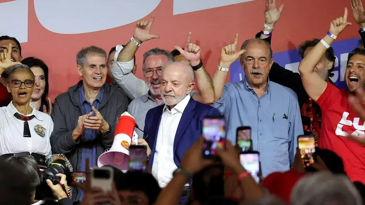 Flávio Bolsonaro y Luiz Inácio Lula da Silva irán a balotaje por la presidencia de Brasil