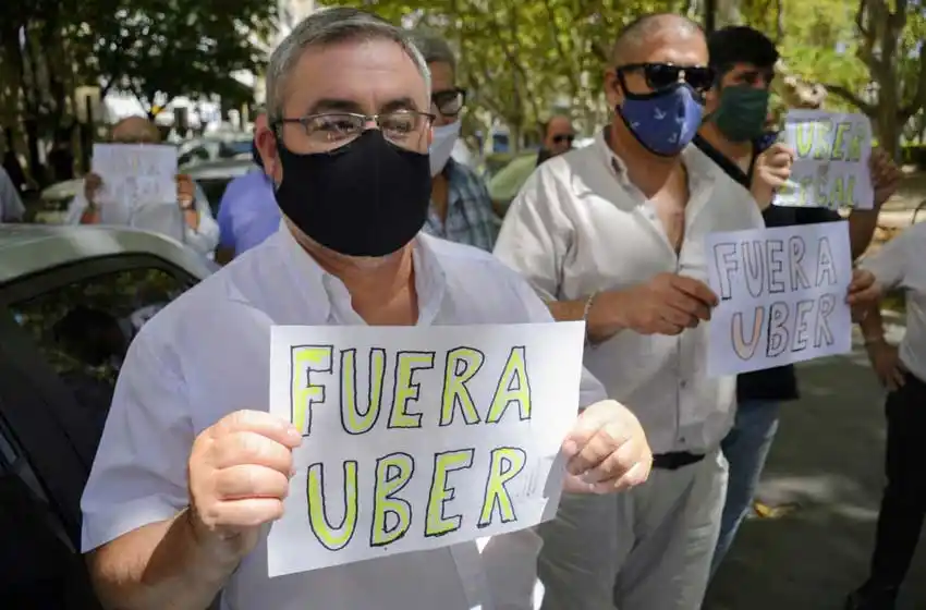 Remiseros contra choferes de Uber: «Si agarro un revólver y salgo a robar también me genera un ingreso»