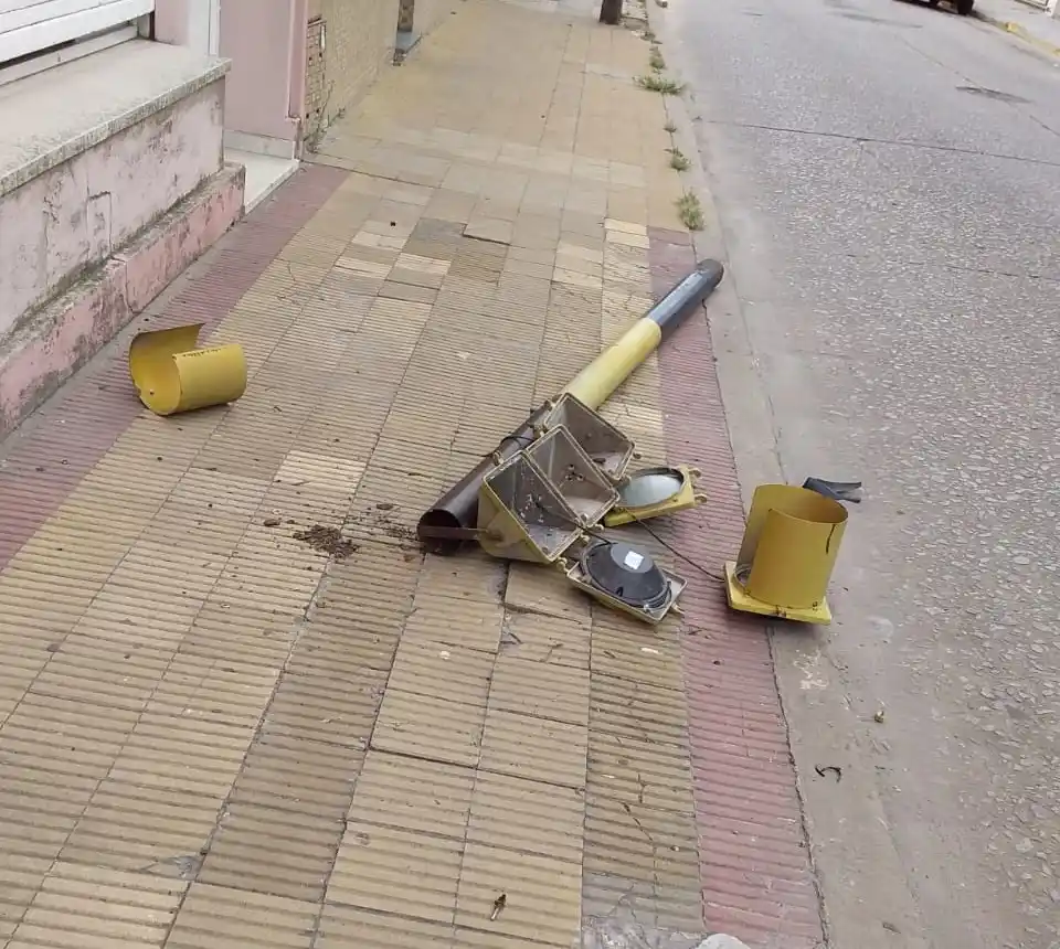 Semáforo y cables caídos en San Martín y Rivadavia