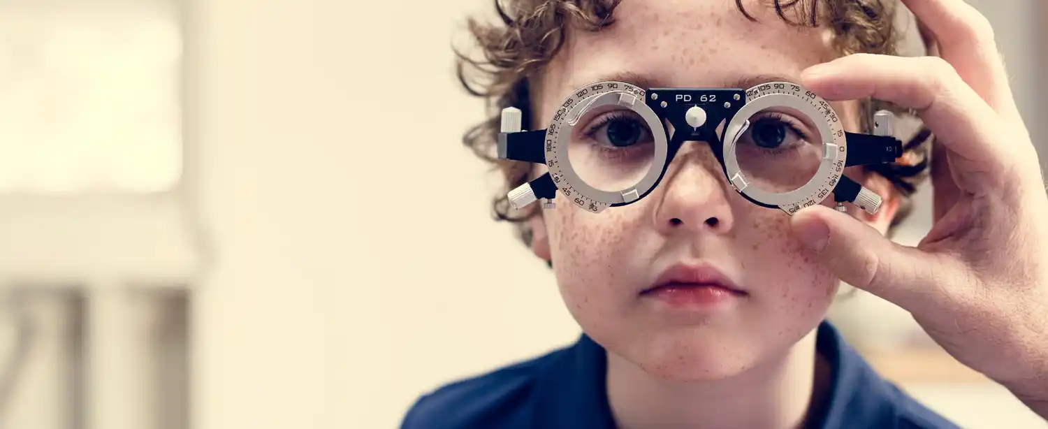 La pandemia incrementó el tiempo de uso de pantallas que afectan la vista