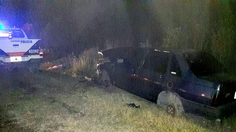 Encuentran auto sin gomas, partes del motor y quemado