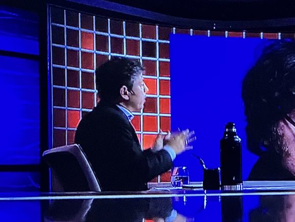 Romo criticó a Kicillof por ir a una entrevista televisiva con termo y mate: "Vende humo"