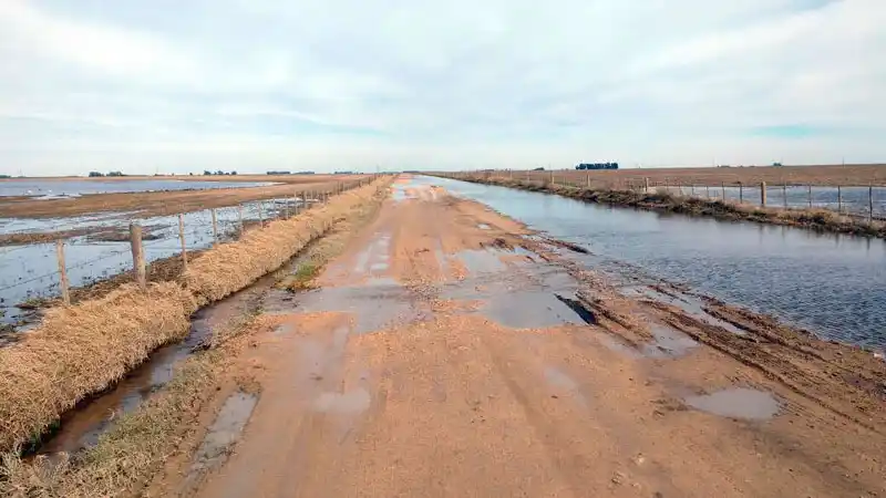 A la espera de que seque y drene el agua de los caminos rurales para comenzar los trabajos de reparación