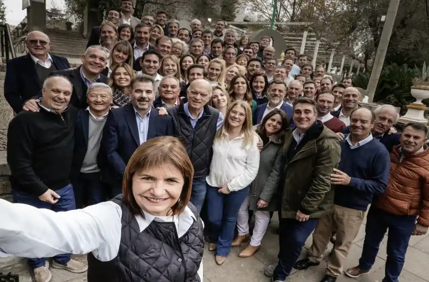 La foto de Bullrich, Grindetti y el equipo para desembarcar en provincia de Buenos Aires