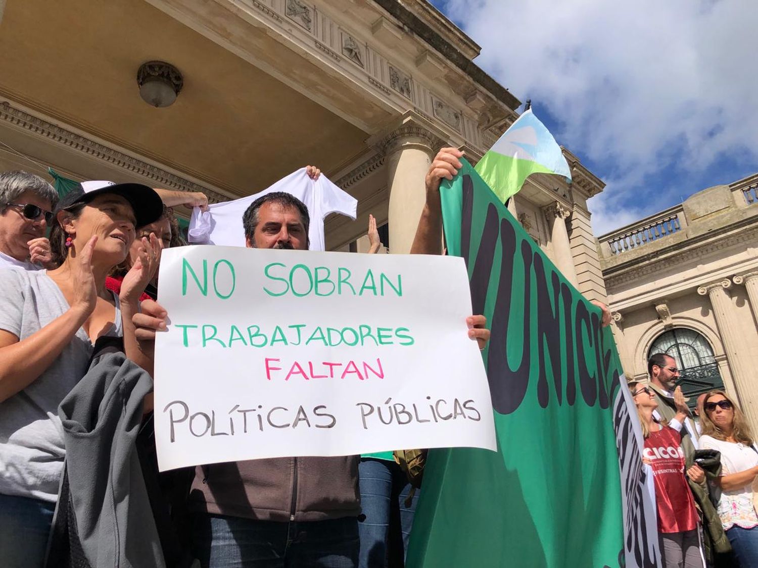 “Lo que realmente estamos discutiendo es cómo con los ingresos del presupuesto y cómo los repartimos entre todos los trabajadores para que no haya más trabajadores pobres en Tandil”, expresaron durante la marcha.