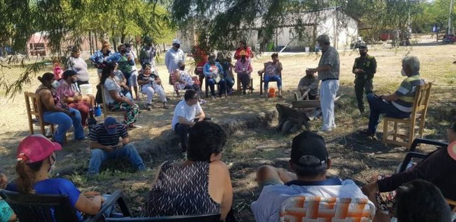 Reunión con vecinos por demandas de agua potable y energía eléctrica