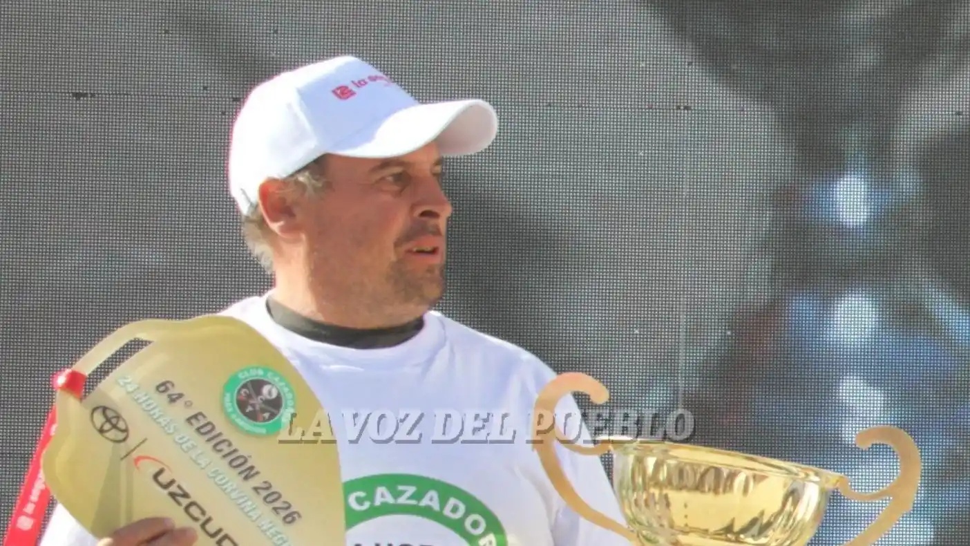 Martín Fauret en el segundo peldaño del podio, con la copa que lo consagra y la llave de su Hilux 4x2