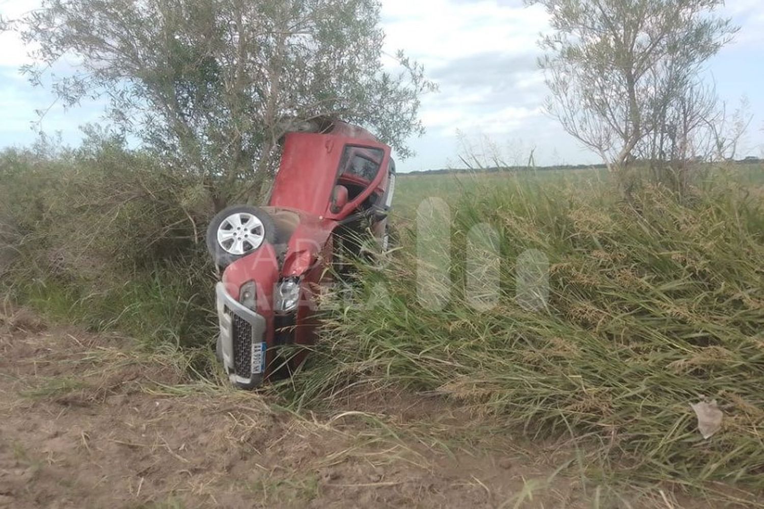 Tremendo vuelco: un adolescente perdió el control del auto y terminó volcando