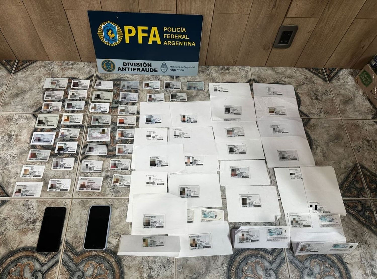 Detuvieron a estafadores en Moreno: Falsificaban documentos y hacían compras con tarjeta de crédito