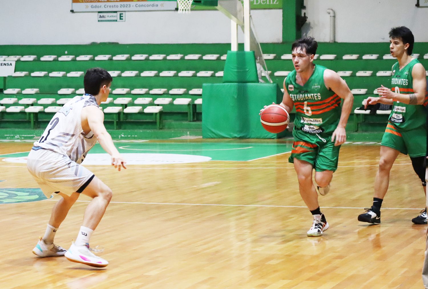 Ferro juega de local ante Regatas.  Estudiantes visita a Tala