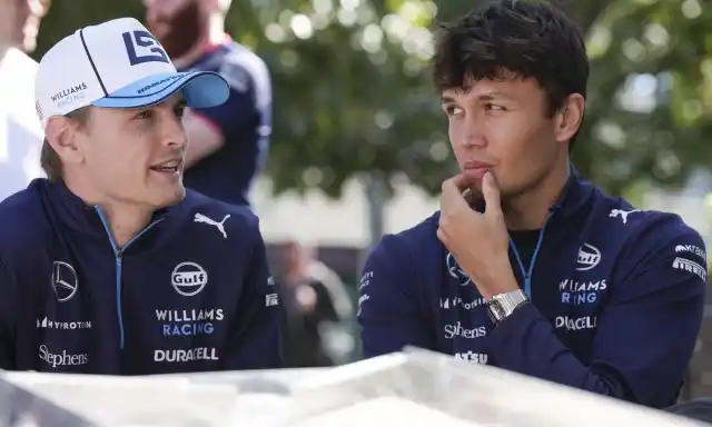 Albon y Sargeant charlando en boxes, por el choque del tailandes, el estadounidense no podrá correr en suelo australiano. Foto: AP