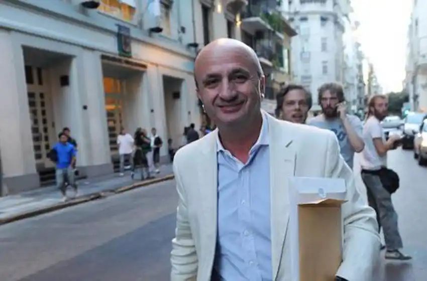 «Si Sampaoli no se quiere ir, hay que respetarle el contrato»