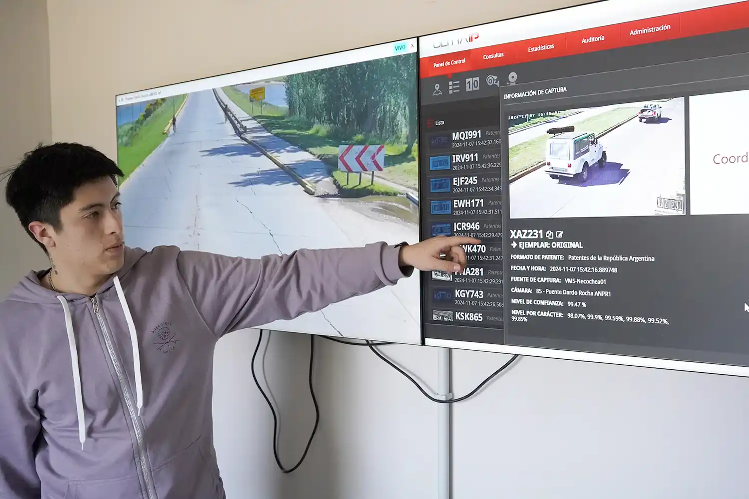 Control. El operario muestra en la pantalla las patentes que reporta la lectora del puente Rocha