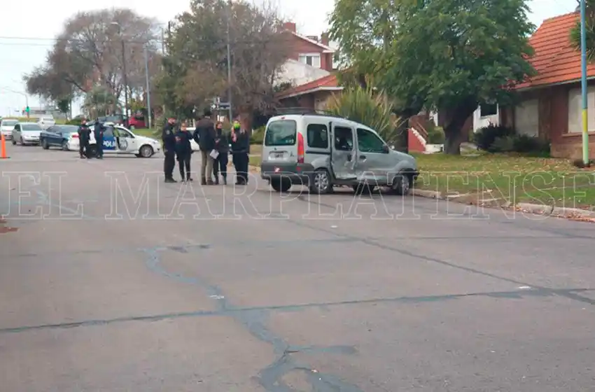 Impactante choque en Paso y Buenos Aires: camioneta volcó y giró sobre el asfalto hasta quedar destruida
