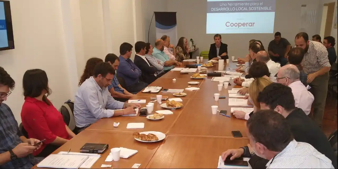 Compre Cooperativo: Piaggio firmó un convenio junto a 14 municipios