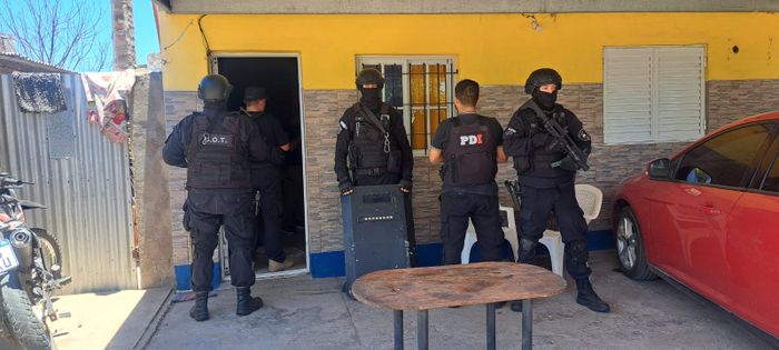 Desde la moto, efectuó una ráfaga de disparos contra dos personas: allanamientos y detención en la región - 3