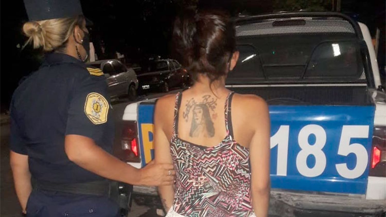 Una mujer vio a su ex pareja caminando con su nueva novia y la apuñaló