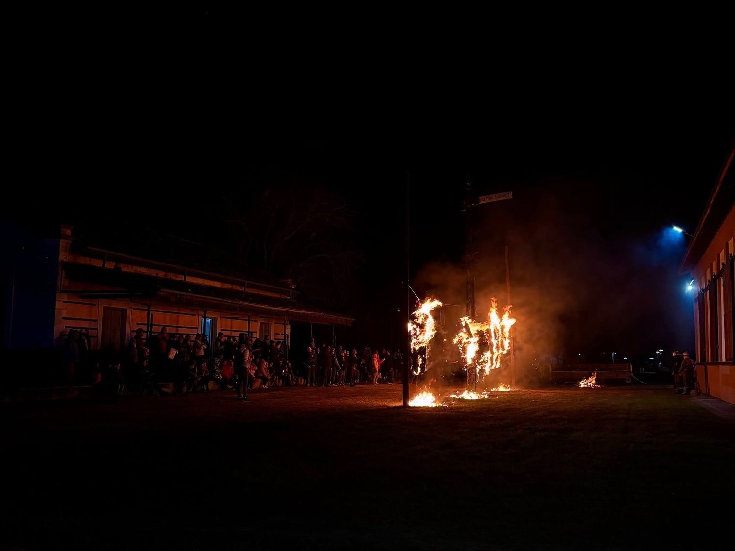 Hernández celebró la tradicional Quema de San Juan y San Pedro