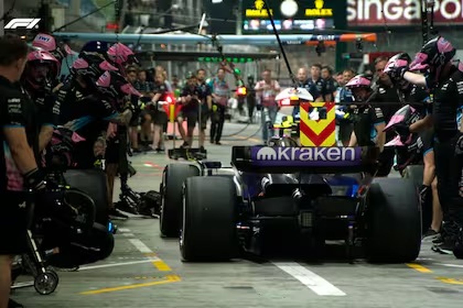 Colapinto se desplazaba por el pit lane y cometió el error de confundir los boxes, frenando en el lugar del equipo francés Alpine.