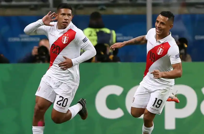 Perú goleó a Chile y se metió en la gran final
