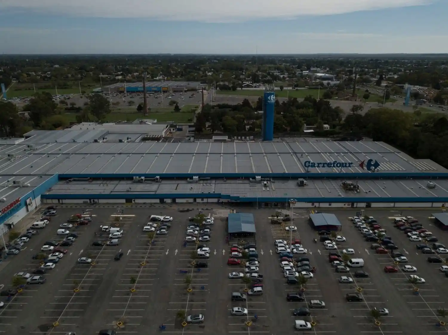 La Plata: Hombre intentó robarse una "picada completa" de Carrefour pero lo descubrieron