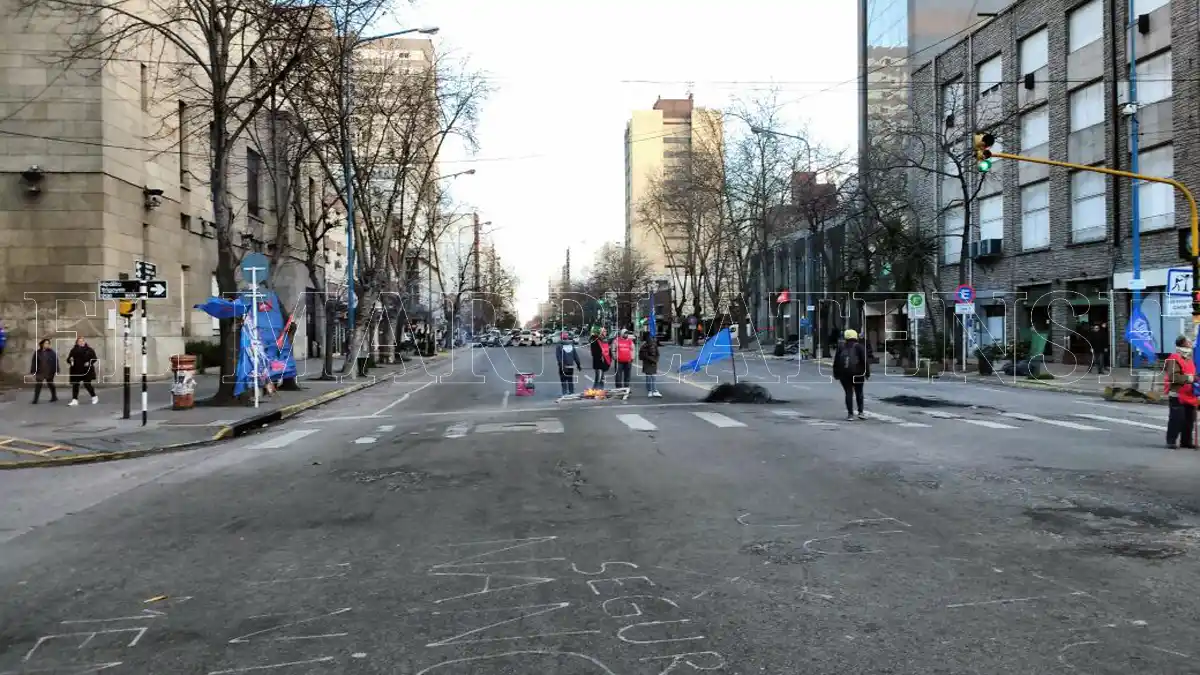 Fileteros realizaron un acampe y mantienen la protesta frente al Municipio